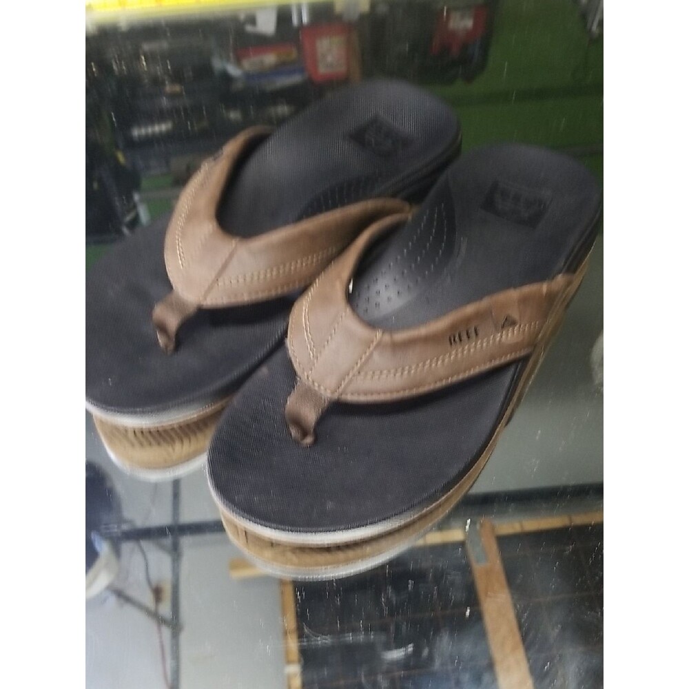 Reef Men’s 7 Brown Leather Strap Flip Flops with Black Footbed Excellent.
